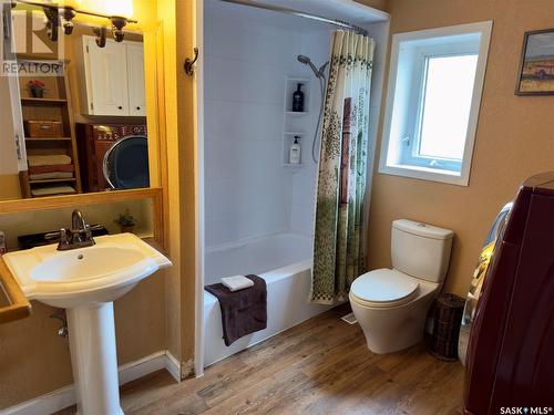 118 Cedar Avenue N, Eastend, SK - Indoor Photo Showing Bathroom