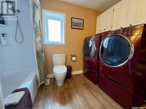 118 Cedar Avenue N, Eastend, SK - Indoor Photo Showing Laundry Room