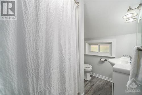 215 Poole Street, Arnprior, ON - Indoor Photo Showing Bathroom