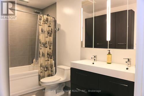 3701 - 426 University Avenue, Toronto, ON - Indoor Photo Showing Bathroom
