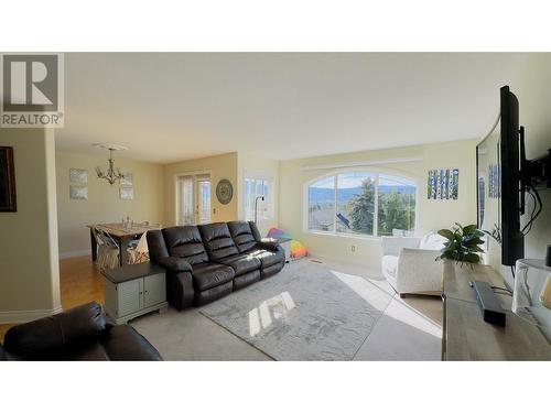 2258 Lillooet Crescent, Kelowna, BC - Indoor Photo Showing Living Room