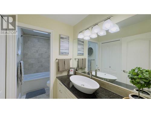 2258 Lillooet Crescent, Kelowna, BC - Indoor Photo Showing Bathroom
