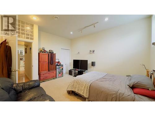 2258 Lillooet Crescent, Kelowna, BC - Indoor Photo Showing Bedroom