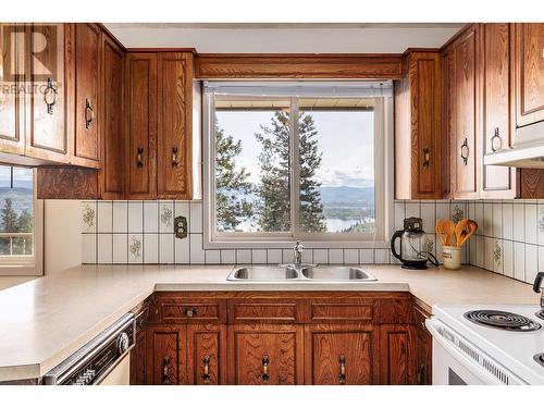 1488 Scott Crescent, West Kelowna, BC - Indoor Photo Showing Kitchen With Double Sink