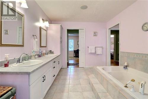 1047 Barachois, Dieppe, NB - Indoor Photo Showing Bathroom