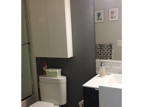 318-2 Fieldway Rd, Toronto, ON - Indoor Photo Showing Bathroom