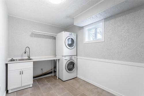 9 Hurricane Road, Fonthill, ON - Indoor Photo Showing Laundry Room