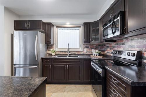 9 Hurricane Road, Fonthill, ON - Indoor Photo Showing Kitchen With Double Sink
