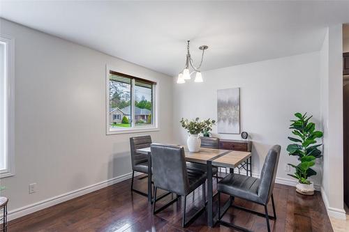 9 Hurricane Road, Fonthill, ON - Indoor Photo Showing Dining Room