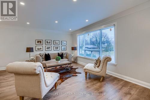 Upper - 70 Gorsey Square, Toronto, ON - Indoor Photo Showing Living Room