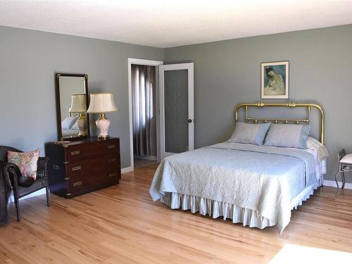 728 Riverview Drive, Fort Frances, ON - Indoor Photo Showing Bedroom