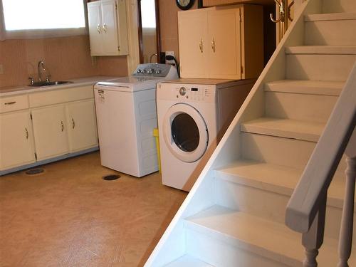 728 Riverview Drive, Fort Frances, ON - Indoor Photo Showing Laundry Room