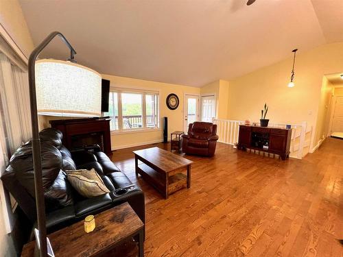 1615 Coker Road, Kenora, ON - Indoor Photo Showing Living Room
