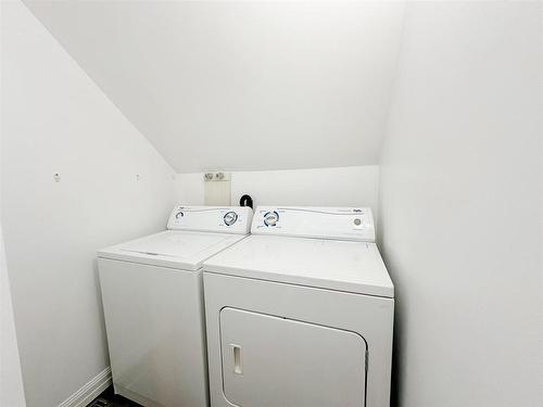 1 35 Nash Street, Kenora, ON - Indoor Photo Showing Laundry Room