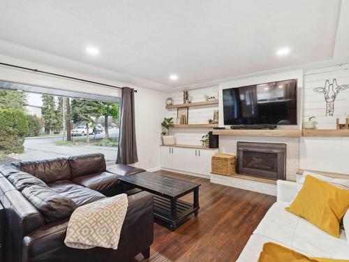 1205 Kelglen Crescent, Kelowna, BC - Indoor Photo Showing Living Room With Fireplace