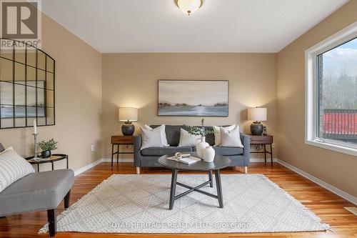 78 Cook Street, Kawartha Lakes, ON - Indoor Photo Showing Living Room