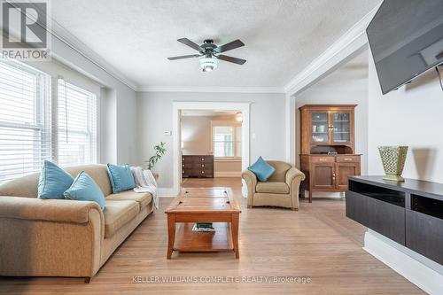 10 Welland Vale Road, St. Catharines, ON - Indoor Photo Showing Living Room