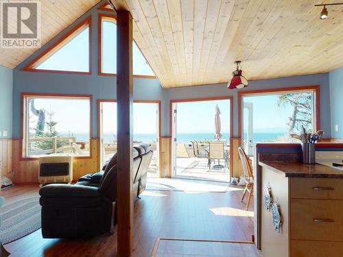 1736/1744 Vancouver Boulevard, Savary Island, BC - Indoor Photo Showing Living Room