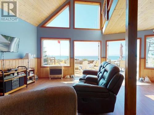 1736/1744 Vancouver Boulevard, Savary Island, BC - Indoor Photo Showing Living Room
