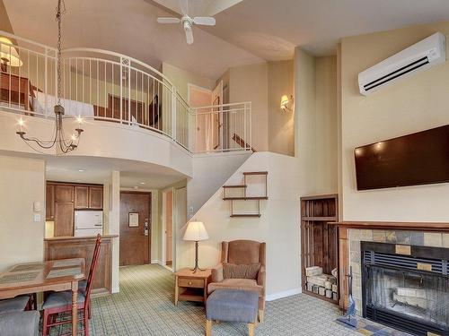 Vue d'ensemble - 405-118 Ch. De Kandahar, Mont-Tremblant, QC - Indoor Photo Showing Living Room With Fireplace