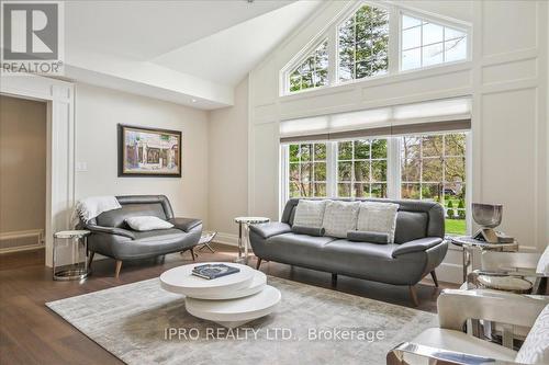 1037 Lakeshore Road W, Oakville, ON - Indoor Photo Showing Living Room
