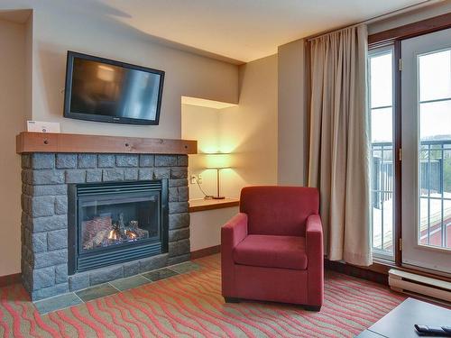 Salon - 274-161 Ch. Du Curé-Deslauriers, Mont-Tremblant, QC - Indoor Photo Showing Living Room With Fireplace