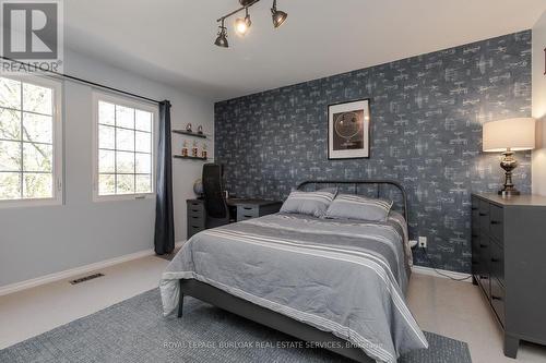 1320 Monmouth Dr, Burlington, ON - Indoor Photo Showing Bedroom