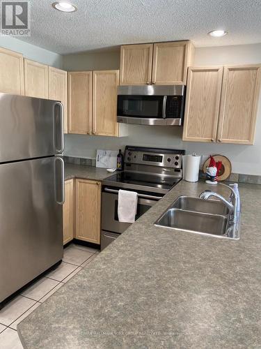 27 - 162 Settlers Way, Blue Mountains, ON - Indoor Photo Showing Kitchen With Double Sink