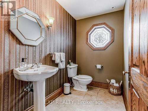 2 High Forest Court, Caledon, ON - Indoor Photo Showing Bathroom