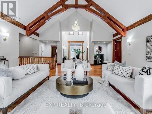 2 High Forest Court, Caledon, ON - Indoor Photo Showing Living Room