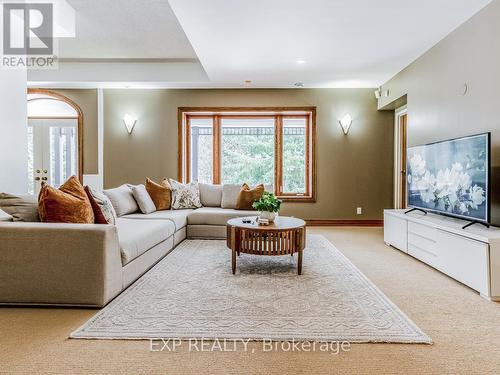 2 High Forest Court, Caledon, ON - Indoor Photo Showing Living Room