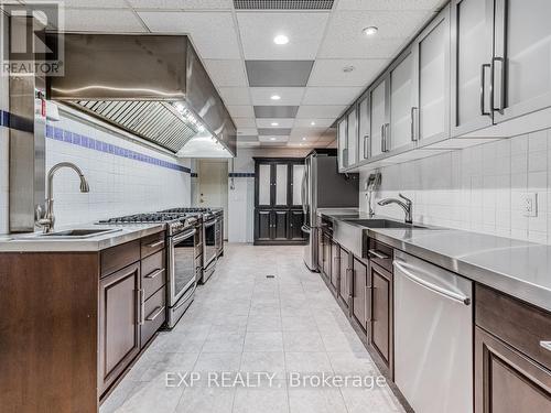 2 High Forest Court, Caledon, ON - Indoor Photo Showing Kitchen With Upgraded Kitchen