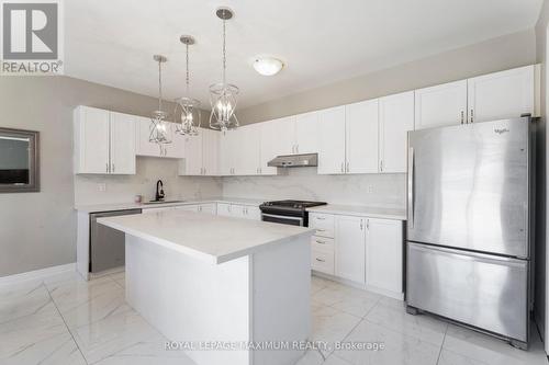 194 Greenwood Drive, Essa, ON - Indoor Photo Showing Kitchen With Upgraded Kitchen
