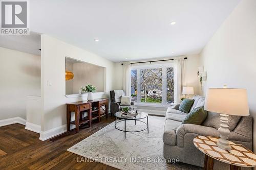 4 Red Mills Drive, East Gwillimbury, ON - Indoor Photo Showing Living Room