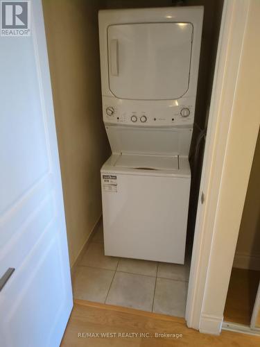 1001 - 7 North Park Road, Vaughan, ON - Indoor Photo Showing Laundry Room