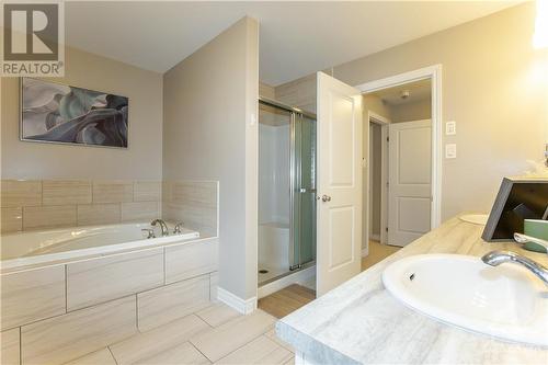 spa-like 5-pc ensuite - 110 Shackleford Way, Ottawa, ON - Indoor Photo Showing Bathroom