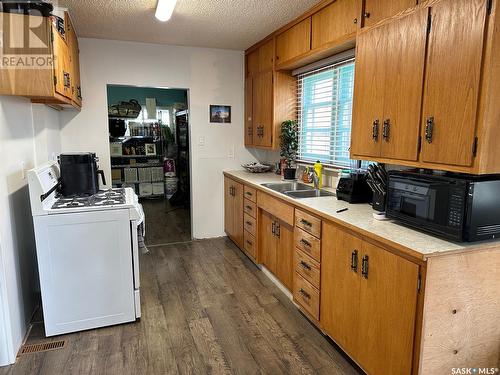 301 Belfast Street, North Portal, SK - Indoor Photo Showing Kitchen With Double Sink