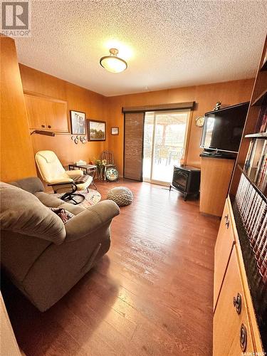 28 Hartney Bay, Weyburn, SK - Indoor Photo Showing Living Room