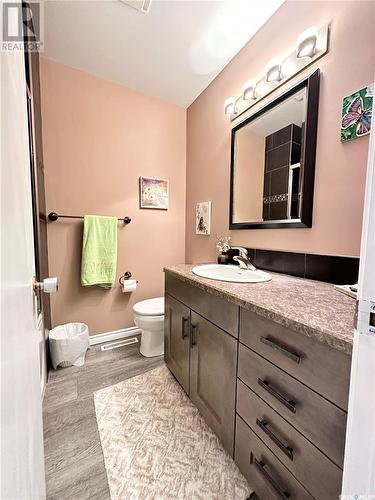 28 Hartney Bay, Weyburn, SK - Indoor Photo Showing Bathroom