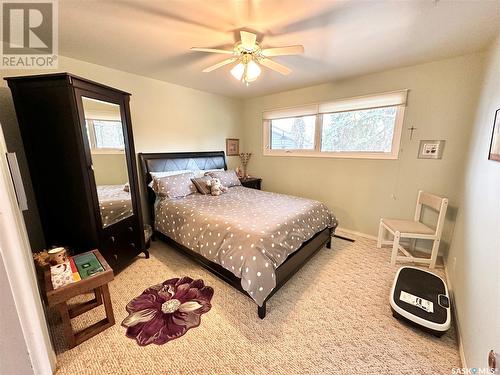 28 Hartney Bay, Weyburn, SK - Indoor Photo Showing Bedroom