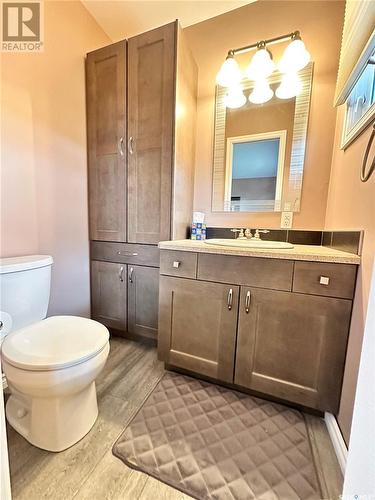 28 Hartney Bay, Weyburn, SK - Indoor Photo Showing Bathroom