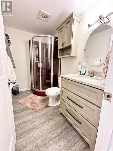 28 Hartney Bay, Weyburn, SK - Indoor Photo Showing Bathroom