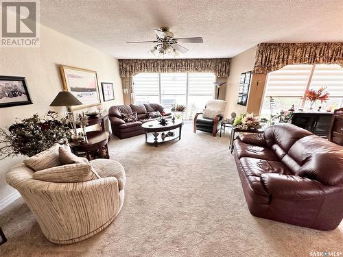 28 Hartney Bay, Weyburn, SK - Indoor Photo Showing Living Room