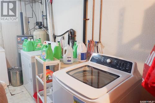 901 Connaught Avenue, Limerick, SK - Indoor Photo Showing Laundry Room
