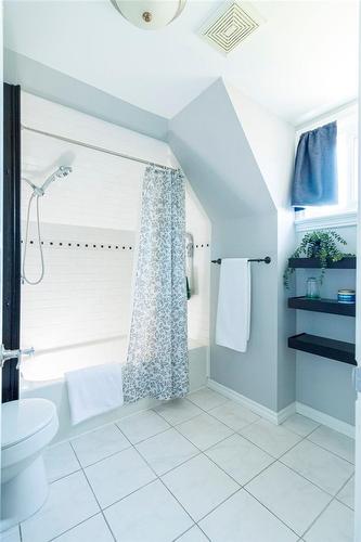 296 Balmoral Avenue N, Hamilton, ON - Indoor Photo Showing Bathroom