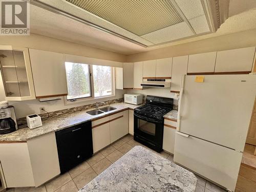 1871 Pinnacles Road, Quesnel, BC - Indoor Photo Showing Kitchen With Double Sink