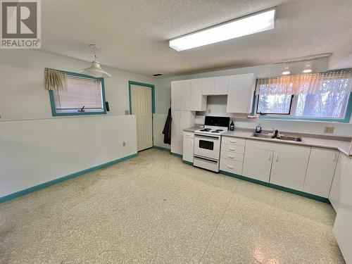 1871 Pinnacles Road, Quesnel, BC - Indoor Photo Showing Kitchen With Double Sink
