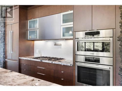 920 Stockley Street, Kelowna, BC - Indoor Photo Showing Kitchen With Upgraded Kitchen