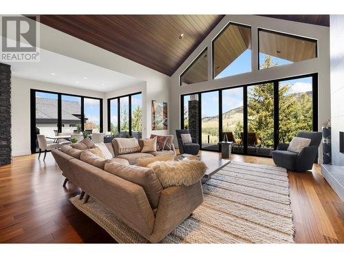 920 Stockley Street, Kelowna, BC - Indoor Photo Showing Living Room