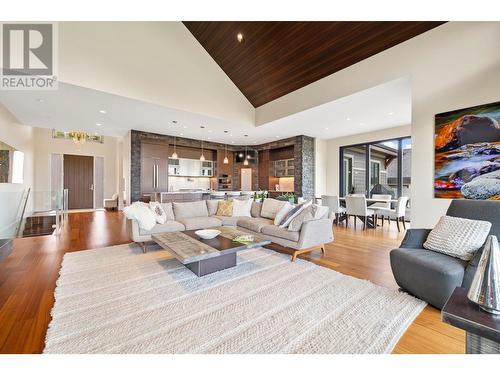 920 Stockley Street, Kelowna, BC - Indoor Photo Showing Living Room